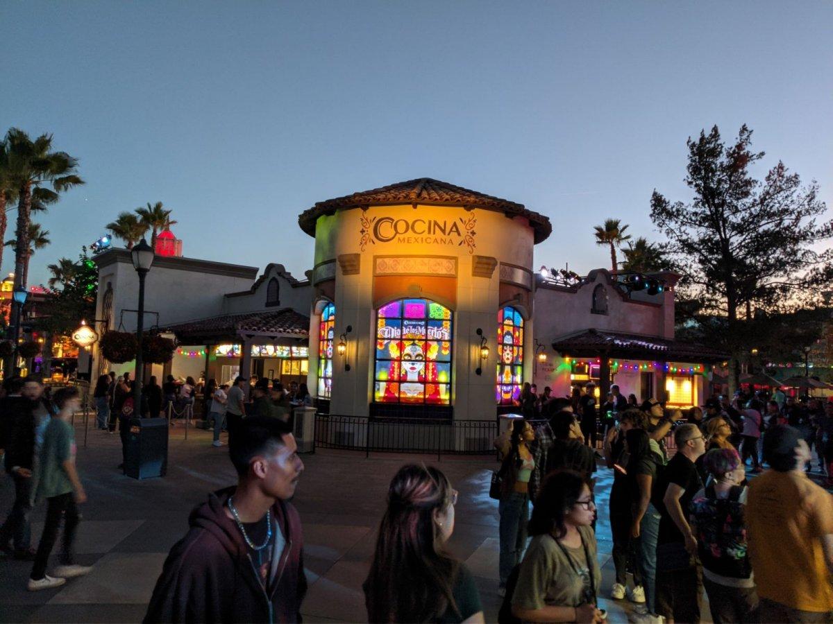 Universal_Studios_Cocina_Mexicana_Dia_de_los_Muertos.jpg