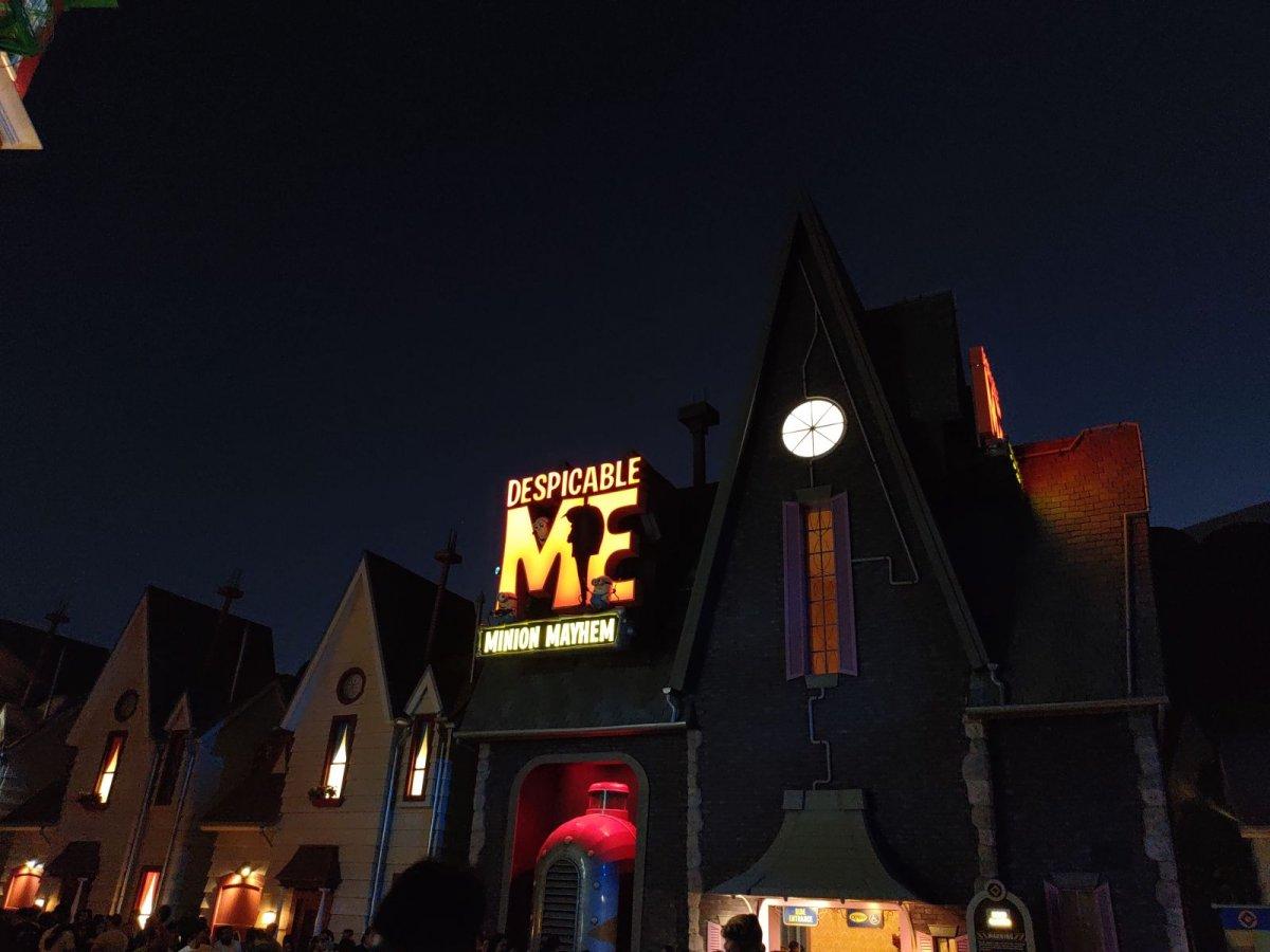 Universal_Studios_Despicable_Me_at_Night.jpg