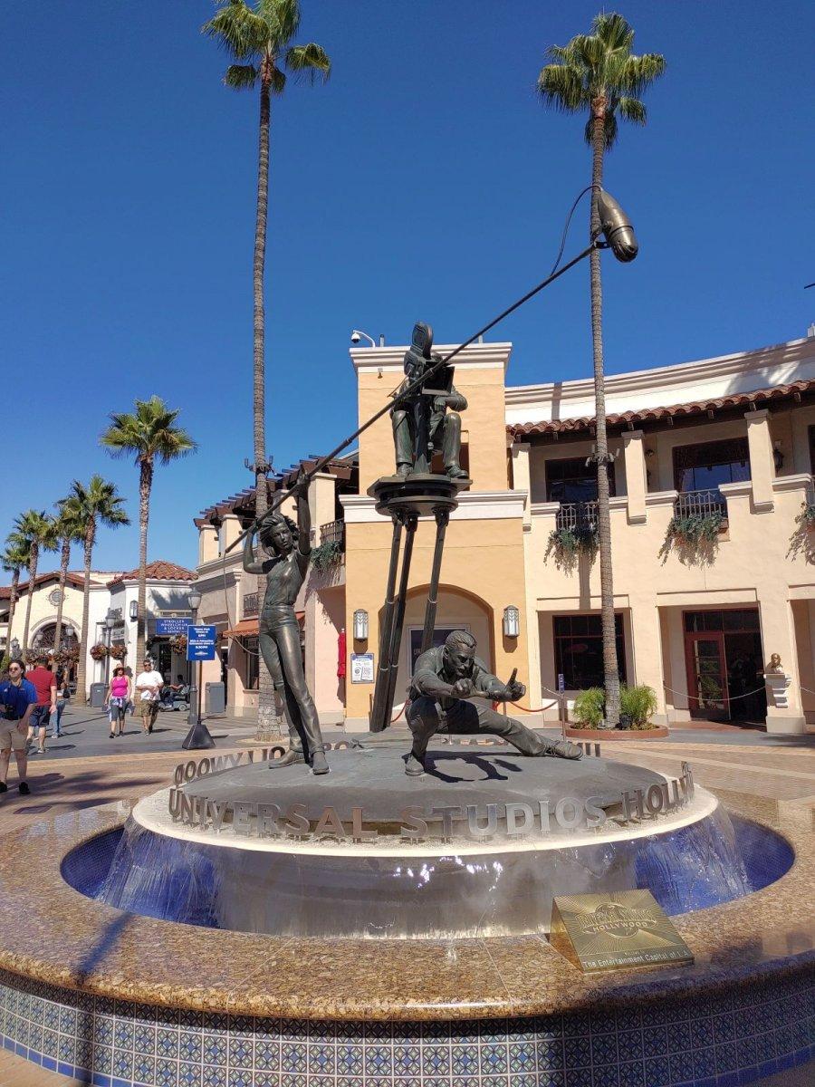 Universal_Studios_Filmstaff_Statue.jpg
