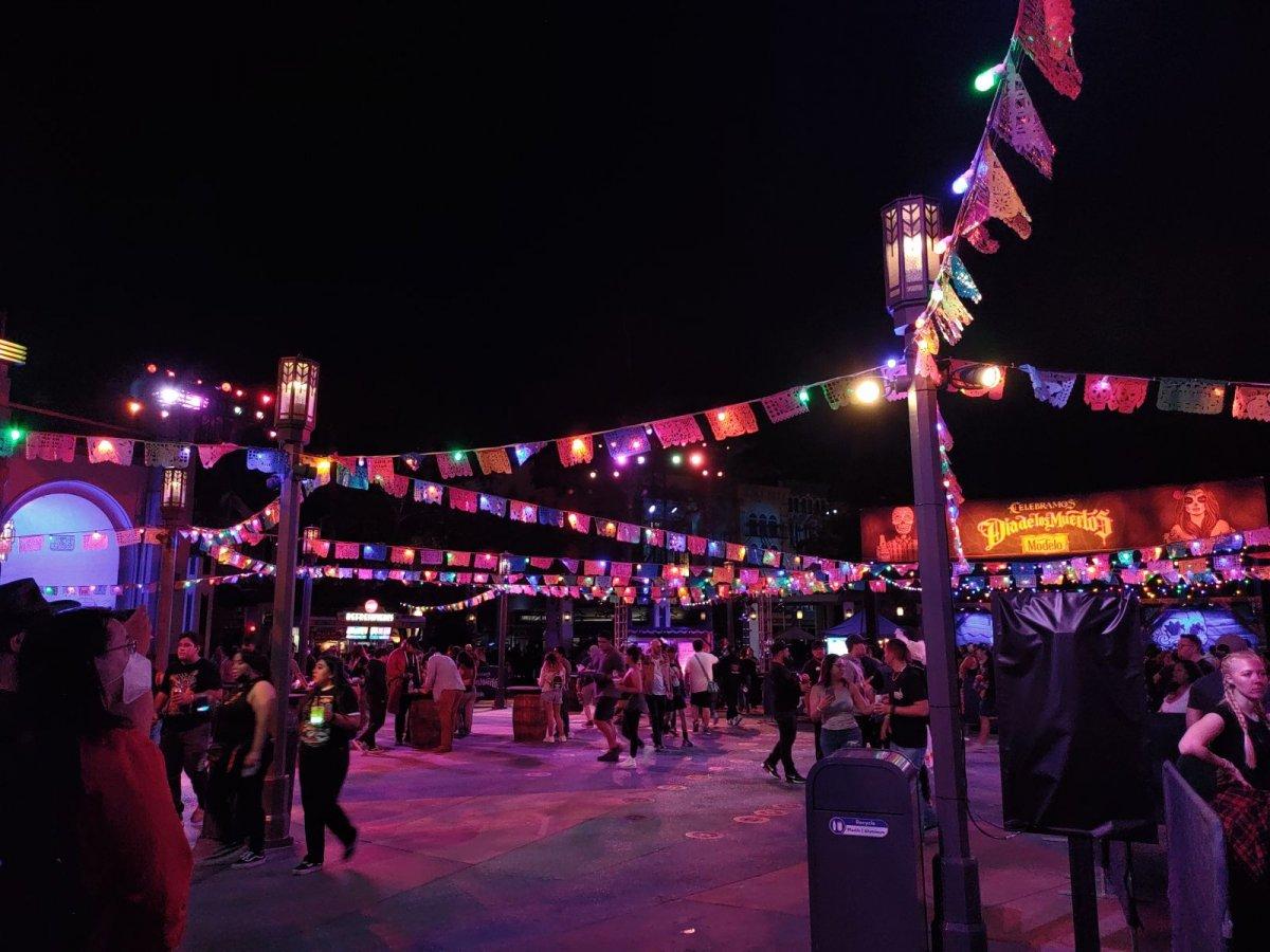 Universal_Studios_HHN_Dia_de_los_Muertos_Plaza_01.jpg