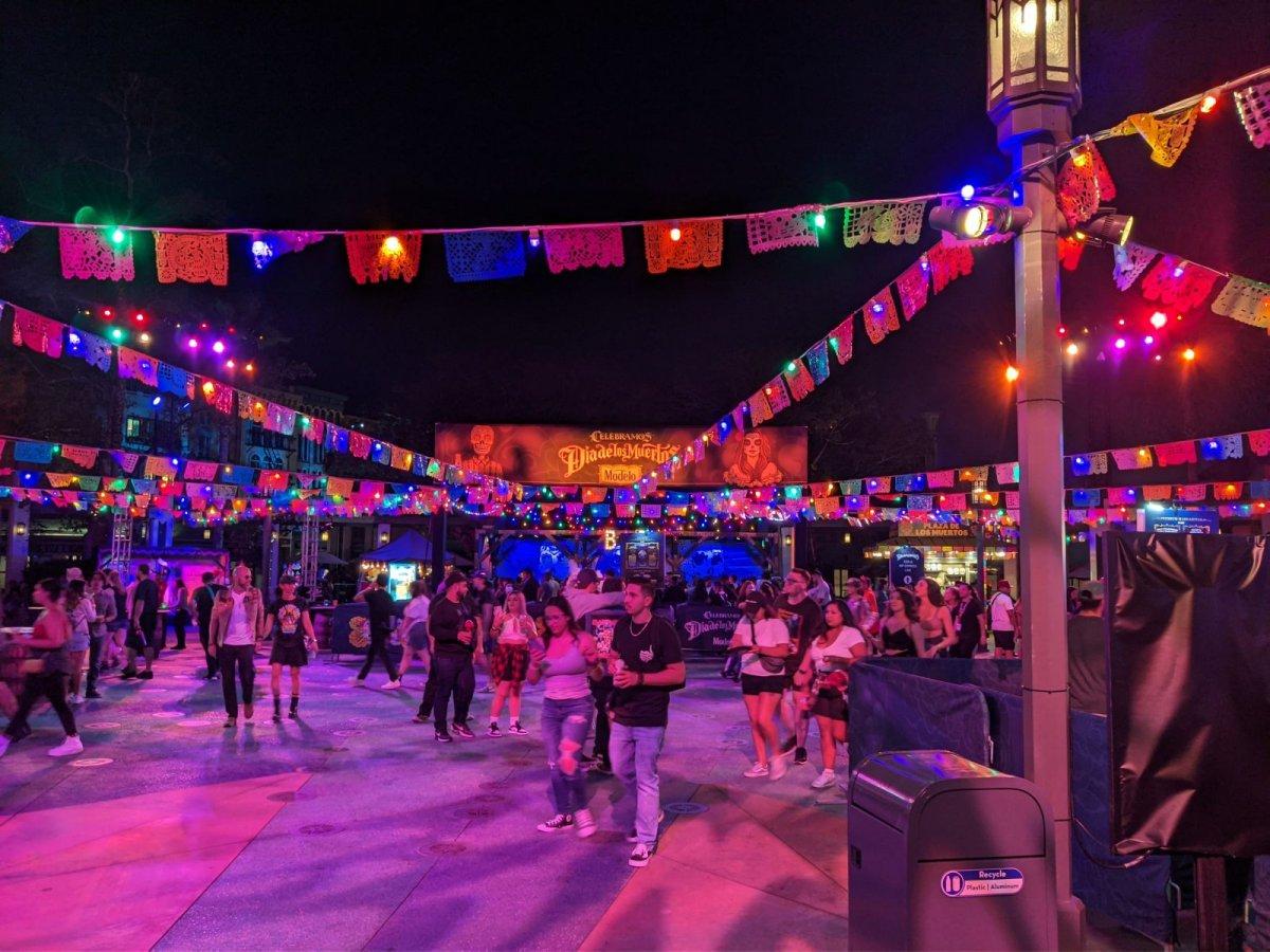 Universal_Studios_HHN_Dia_de_los_Muertos_Plaza_02.jpg