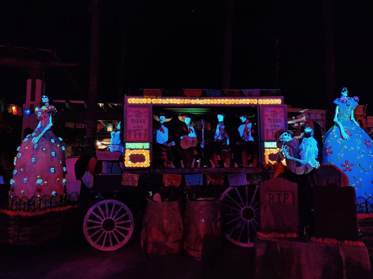 Universal_Studios_HHN_Dia_de_los_Muertos_Plaza_Mariachi_Band_01.jpg