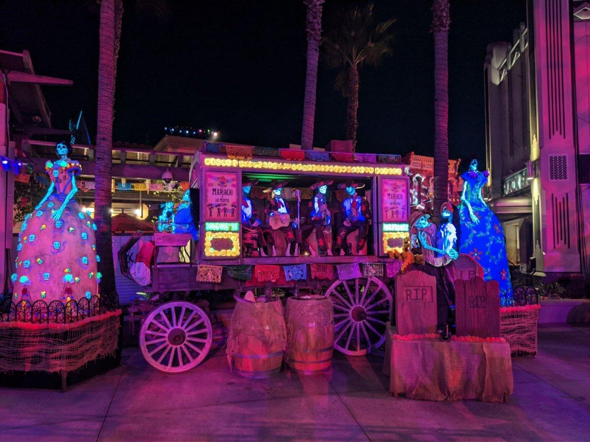 Universal_Studios_HHN_Dia_de_los_Muertos_Plaza_Mariachi_Band_02.jpg