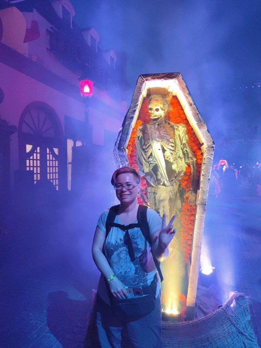 Universal_Studios_HHN_La_Llorna_Scarezone_Coffin_and_me.jpg