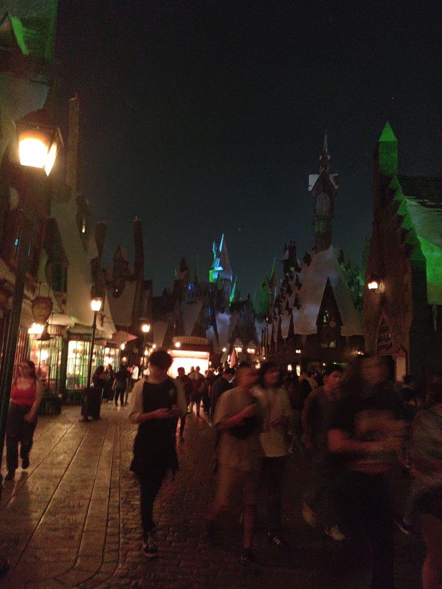 Universal_Studios_Hogsmeade_at_Night_01.jpg