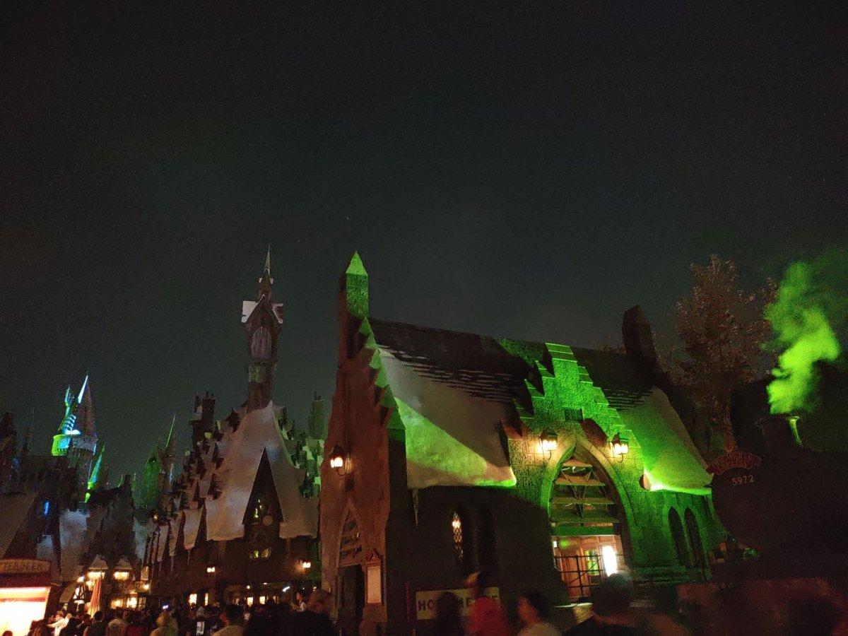 Universal_Studios_Hogsmeade_at_Night_02.jpg