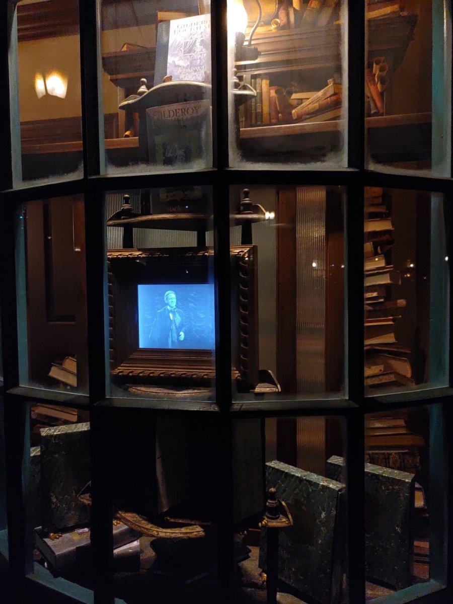 Universal_Studios_Hogsmeade_Book-Store_01.jpg