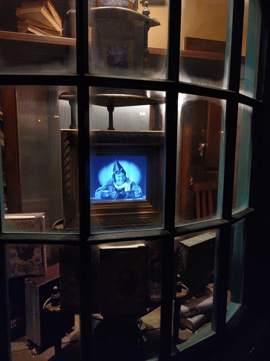 Universal_Studios_Hogsmeade_Book-Store_02.jpg