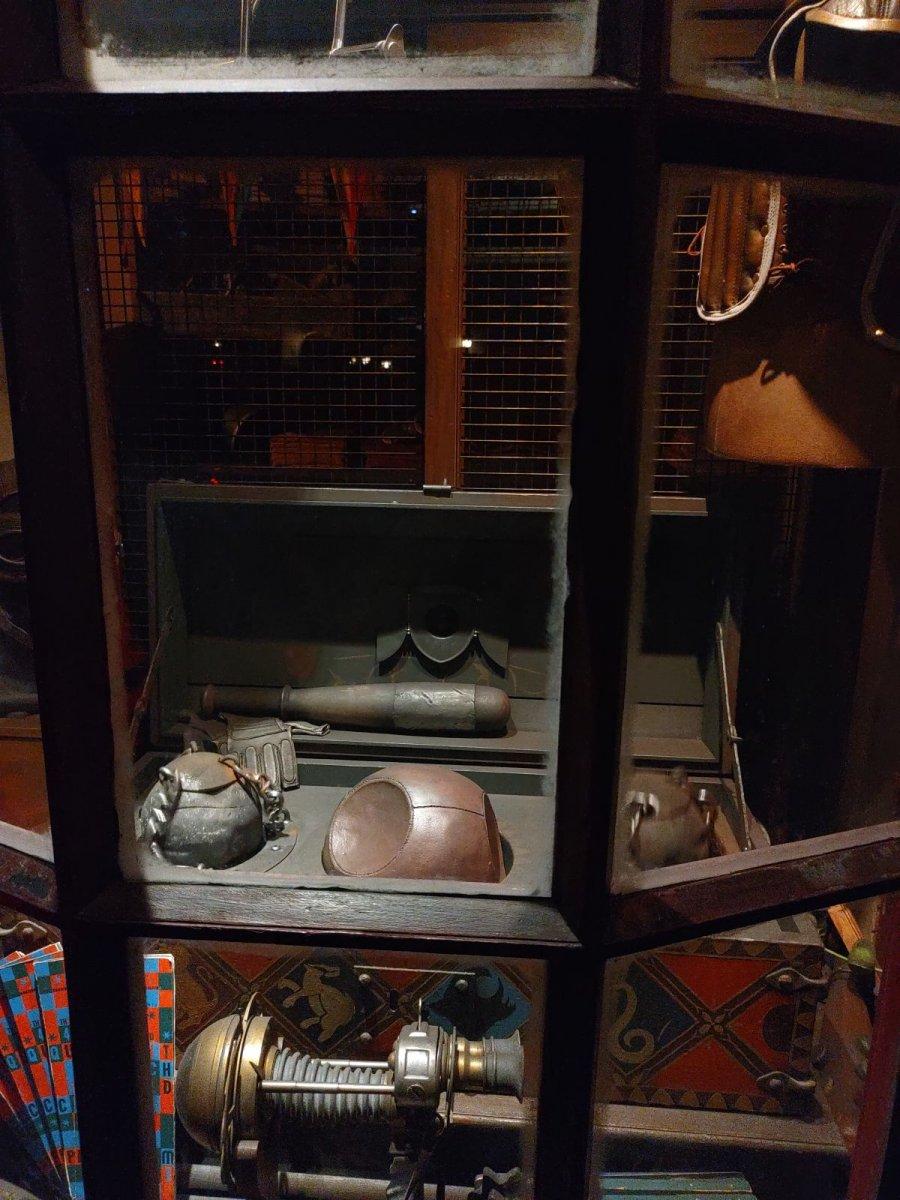 Universal_Studios_Hogsmeade_Quidditch_Store.jpg