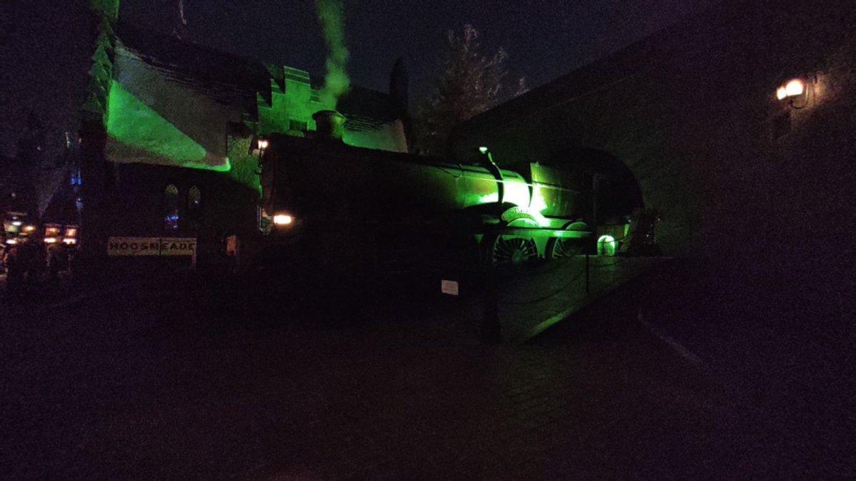 Universal_Studios_Hogsmeade_Train_at_Night.jpg