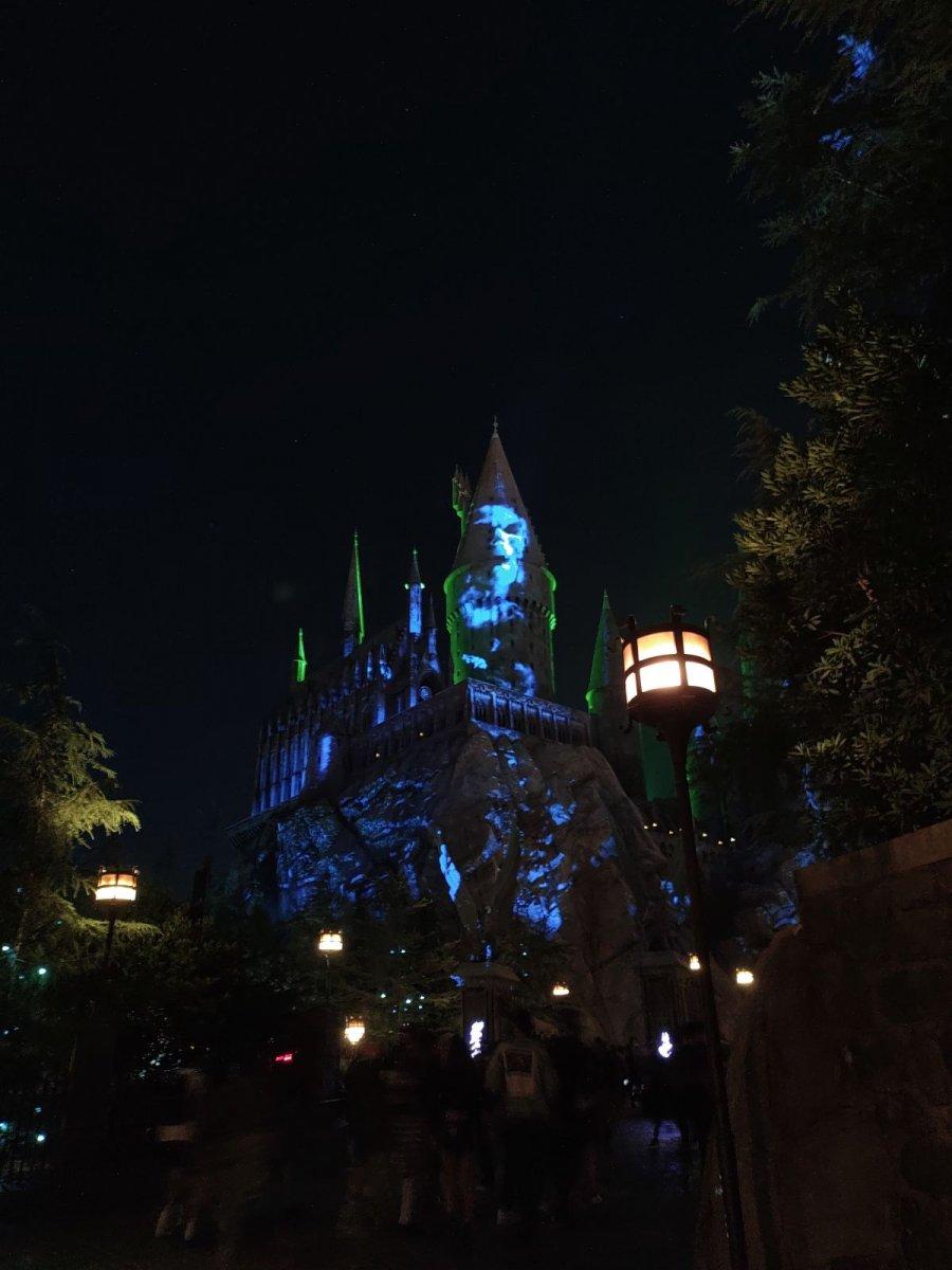 Universal_Studios_Hogwarts_Projection.jpg