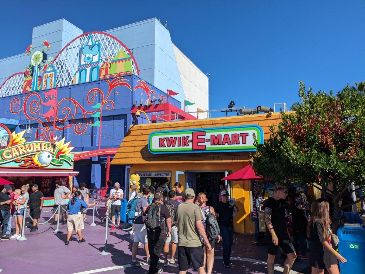 Universal_Studios_Kwik-E-Mart_and_Homer.jpg