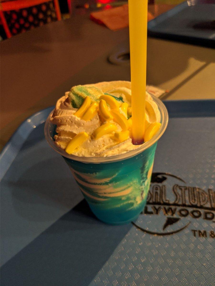 Universal_studios_Minions_Cafe_Felenouis_Float.jpg
