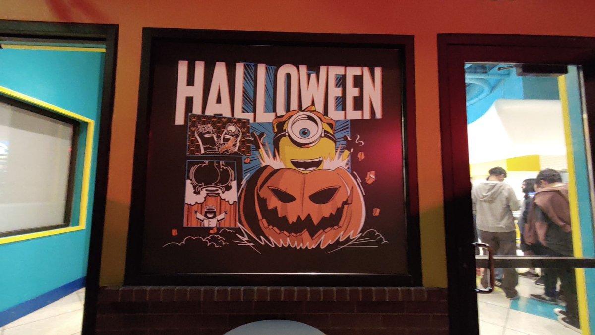 Universal_Studios_Minions_Cafe_Halloween-Poster.jpg