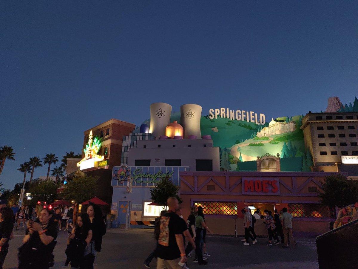 Universal_Studios_Moes_Tavern_and_Powerplant_at_Night.jpg