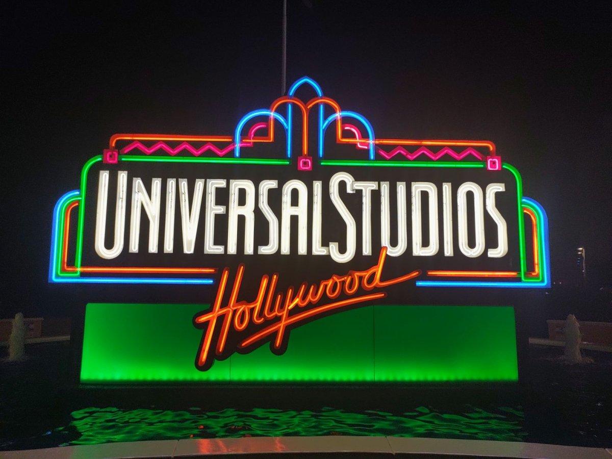 Universal_Studios_Neon-Sign.jpg