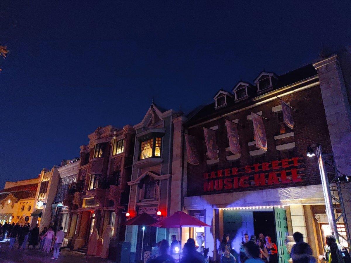Universal_Studios_New_York_Street_at_Night.jpg