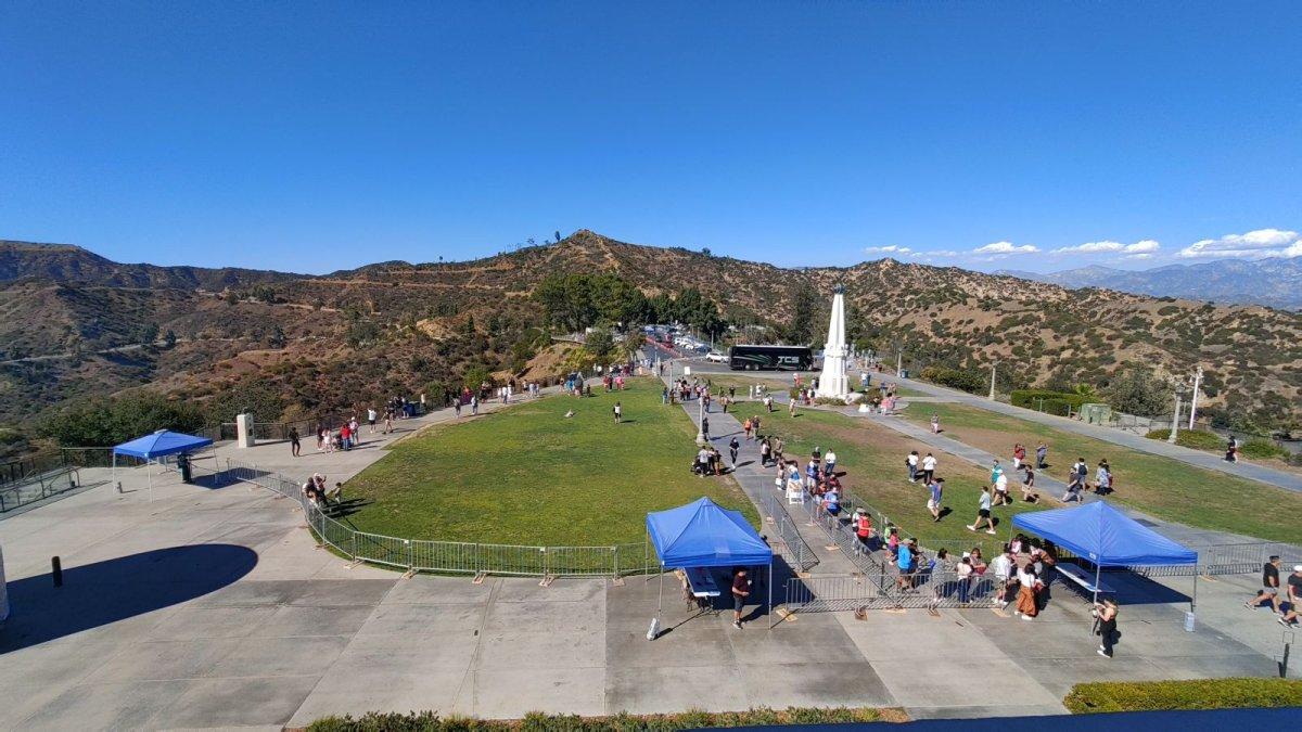 View_from_Griffith_Observatory_on_the_frontyard.jpg