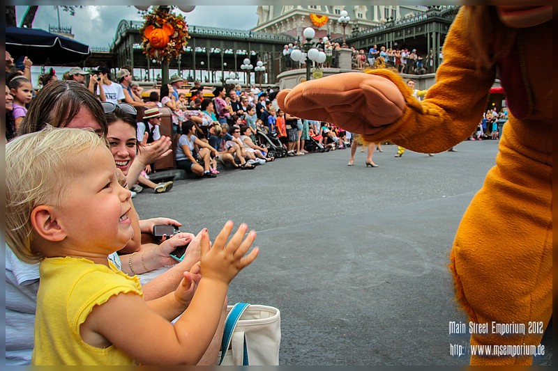 Walt Disney World 2012 - Lilly @ Parade