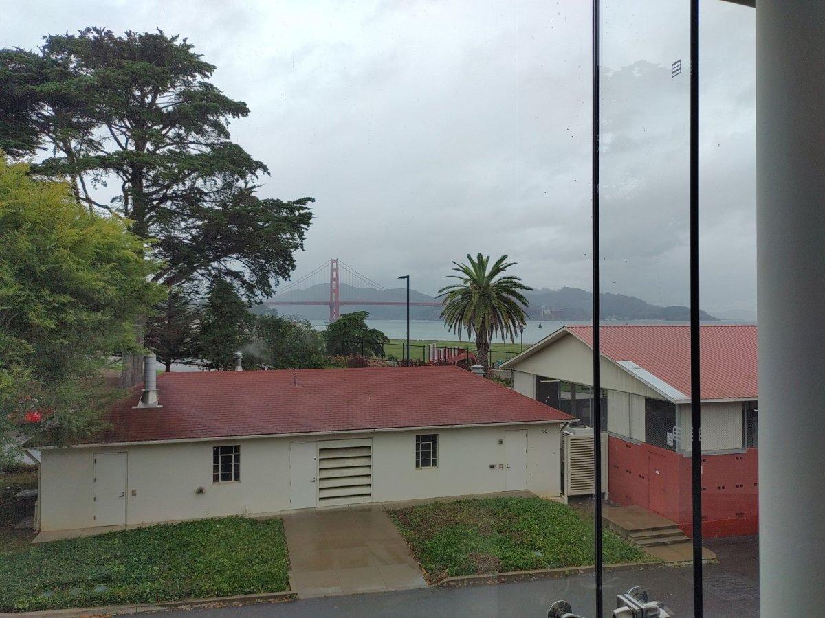 Walt_Disney_Family_Museum_Blick_auf_die_Golden-Gate-Bridge_von_innen.jpg
