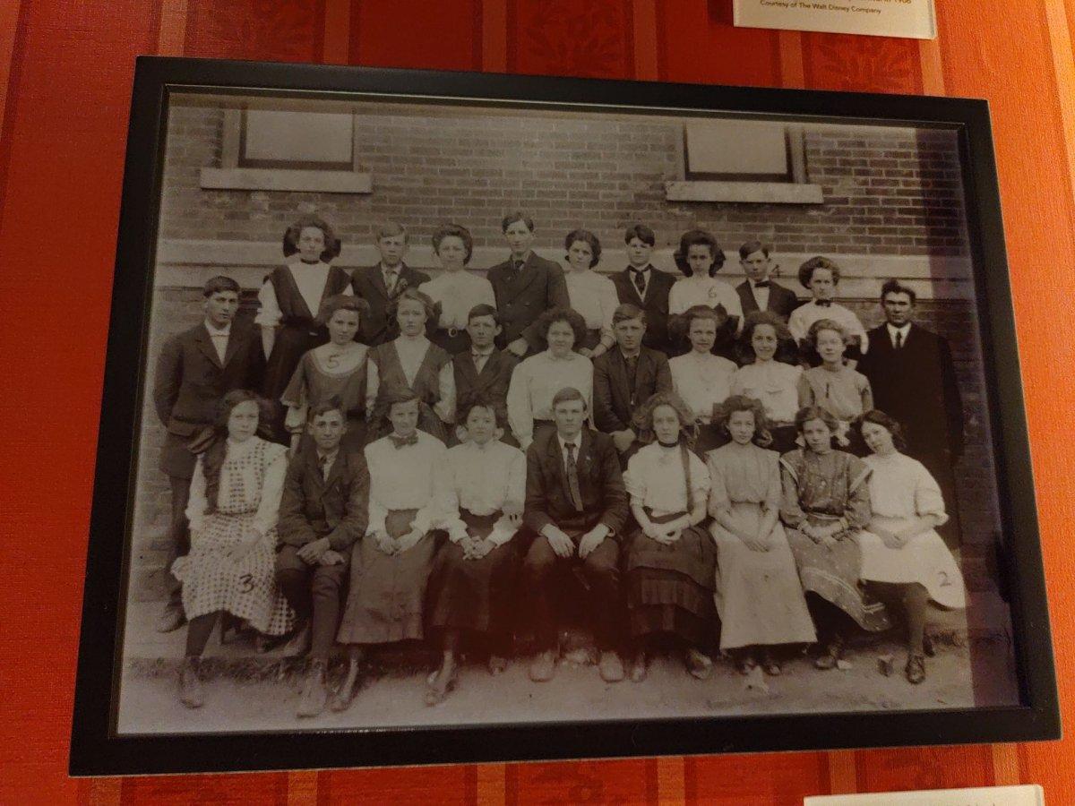 Walt_Disney_Family_Museum_Klassenfoto_Roy_Highschool.jpg
