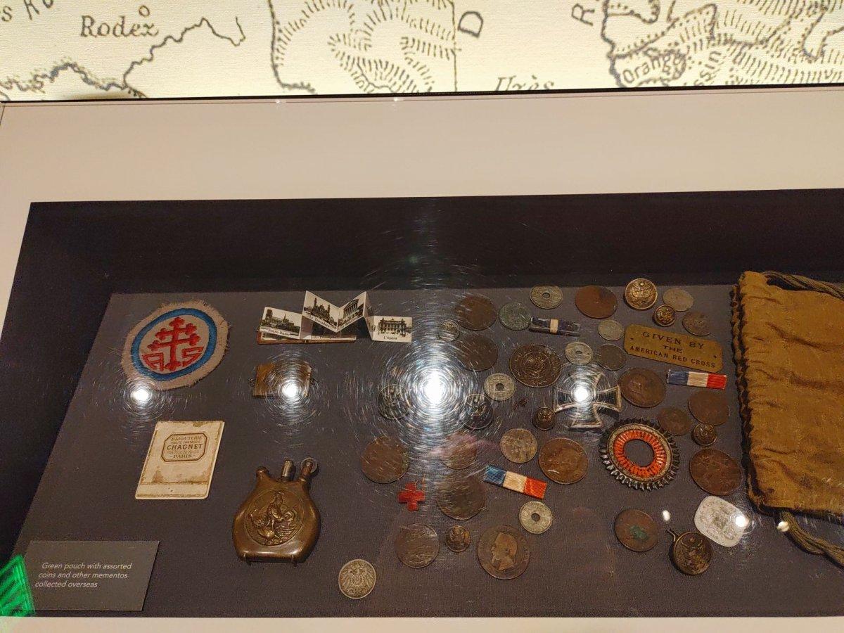 Walt_Disney_Family_Museum_Militär-Abzeichen.jpg