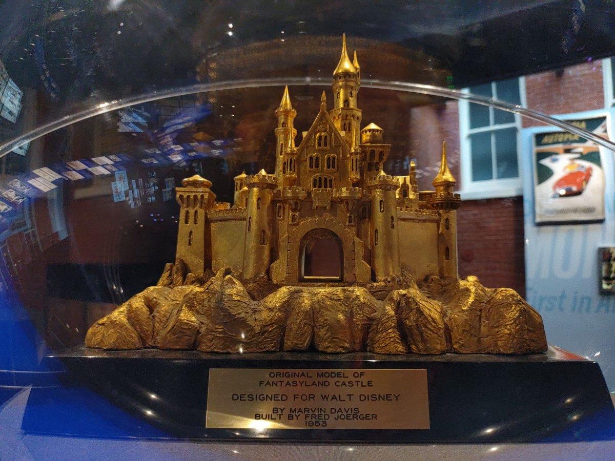 Walt_Disney_Family_Museum_Sleeping-Beauty-Castel_Modell_Gold.jpg