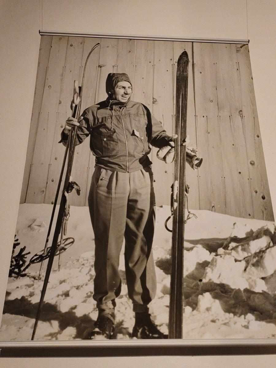 Walt_Disney_Family_Museum_Walt_auf_Skiern.jpg