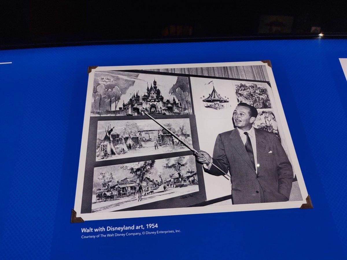 Walt_Disney_Family_Museum_Walt_mit_Disneylandkonzepten.jpg