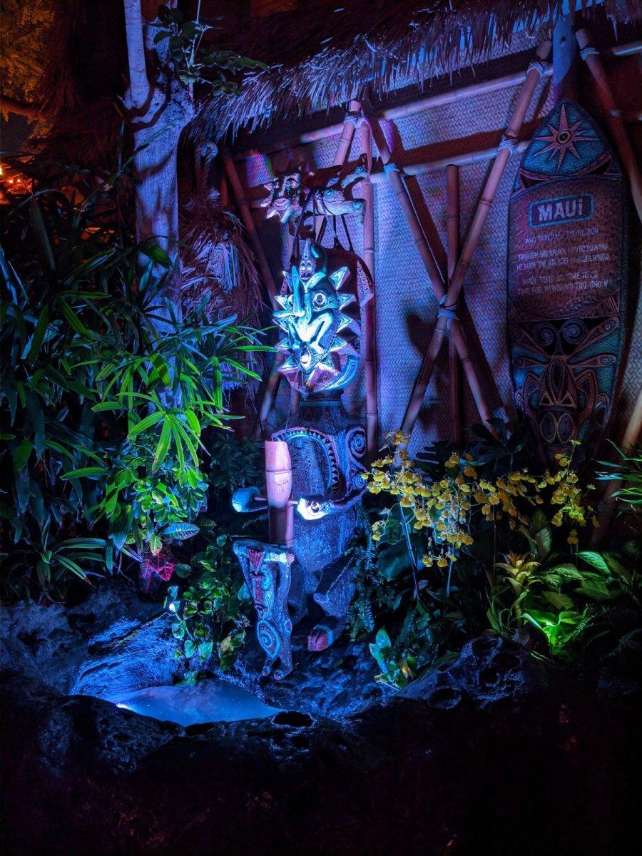 Walt_Disneys_Enchanted_Tiki-Room_Nighttime_02.jpg