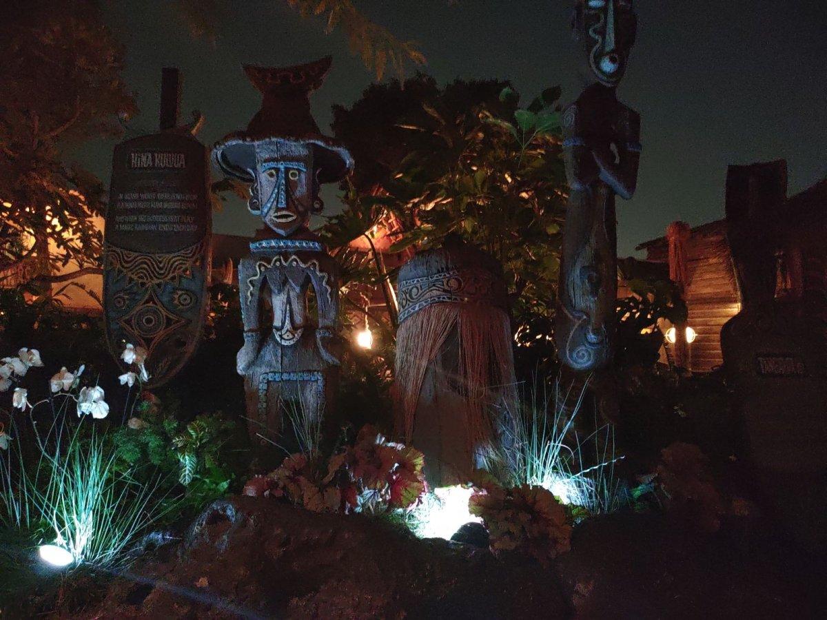 Walt_Disneys_Enchanted_Tiki-Room_Nighttime_04.jpg