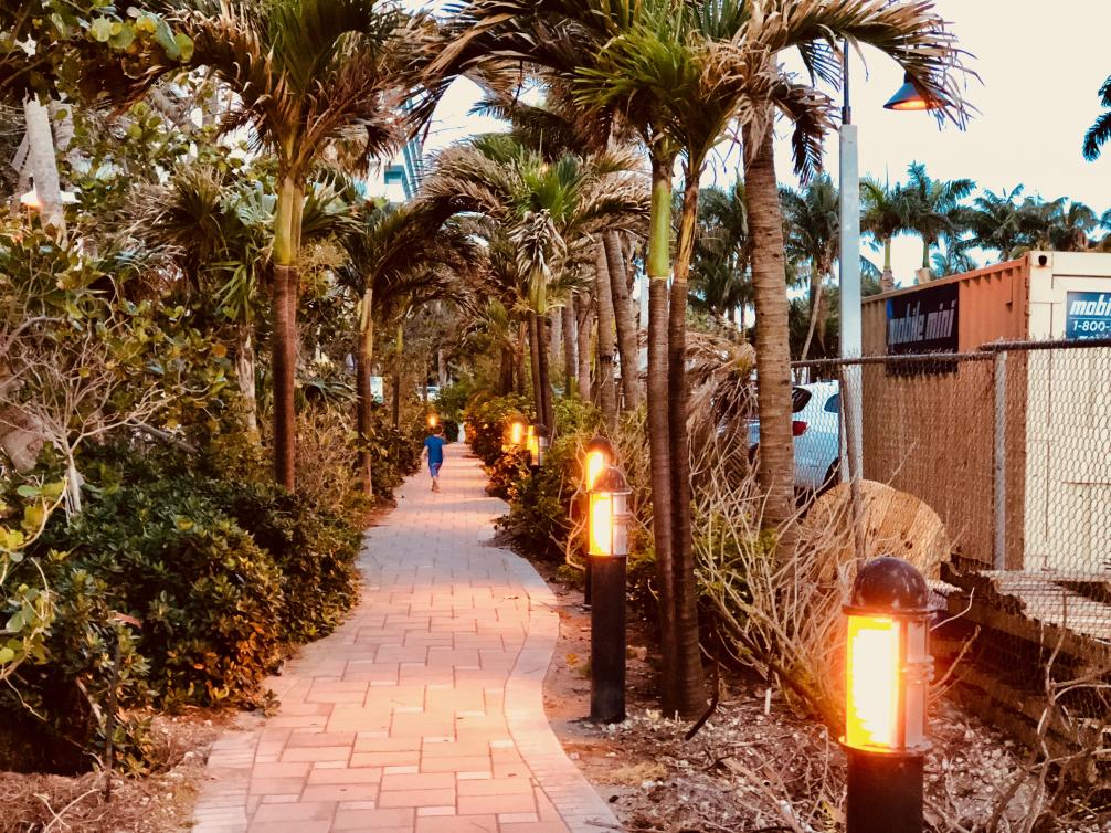 Weg vom Strand zum Hotel