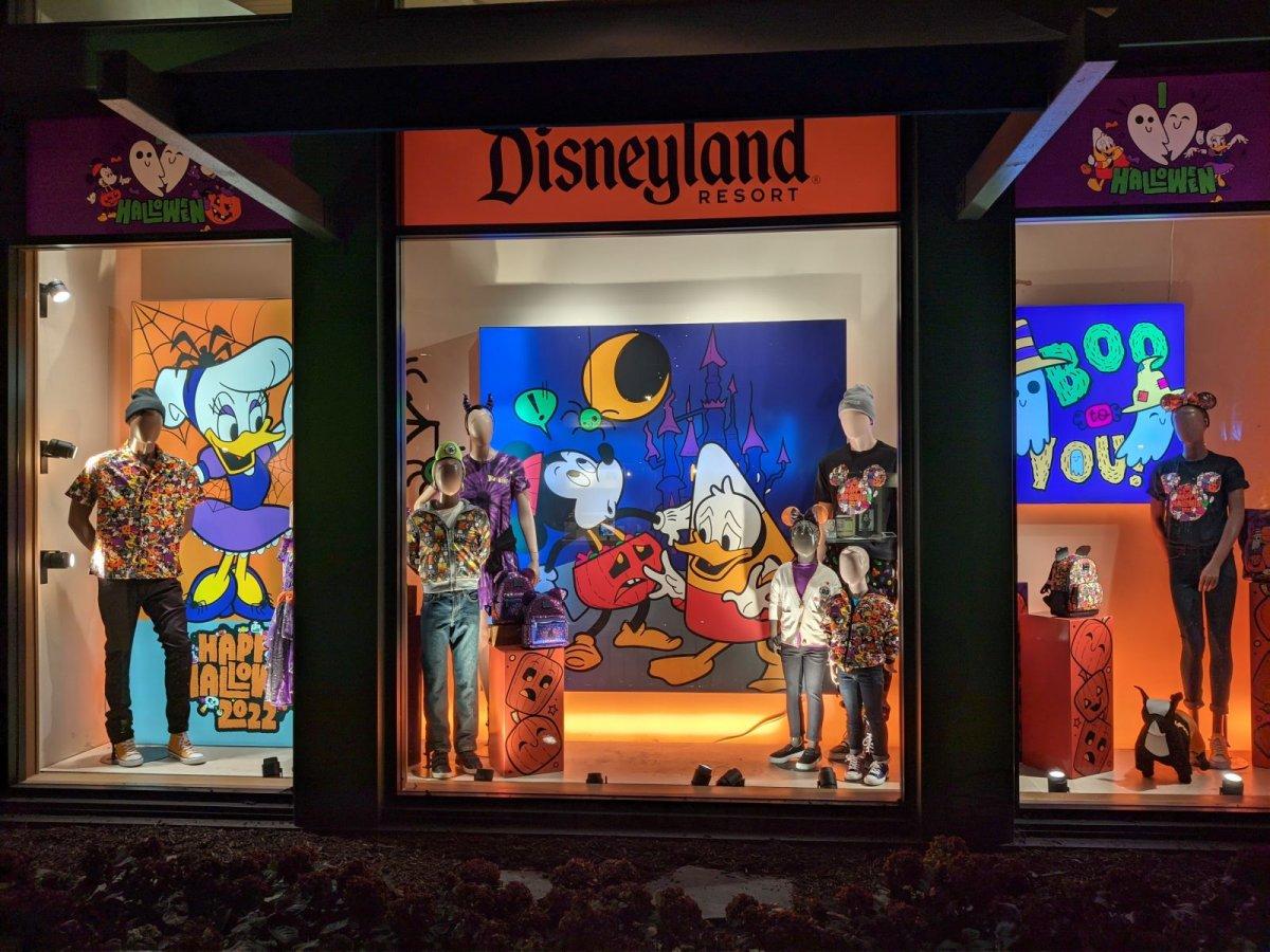 WORLD_OF_DISNEY_HALLOWEEN-WINDOW.jpg