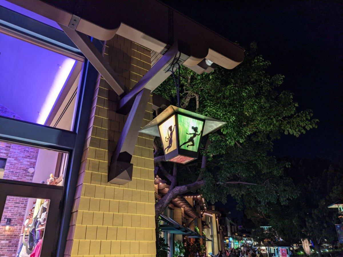 WORLD_OF_DISNEY_PIXIE-LAMP_02.jpg